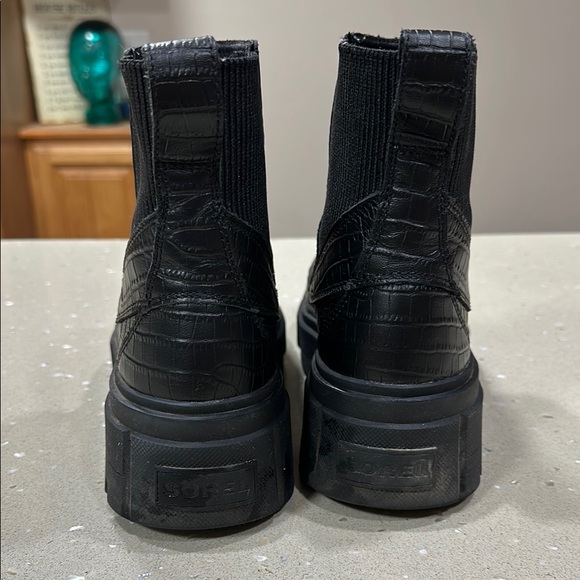 Sorel Caribou X Chelsea Boots - Picture 4 of 9